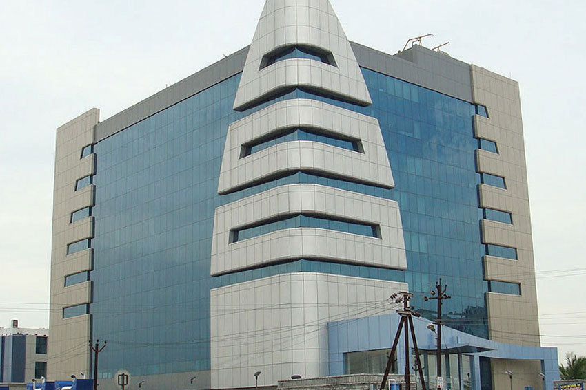 High-quality ACP cladding on commercial property showcasing durability and modern style.